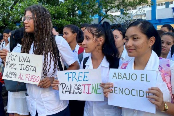 Young people from Camagüey raise their voices in support of the Palestinian people.